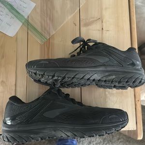 Brooks women’s tennis shoes